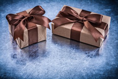 sarılmış hediye kutuları