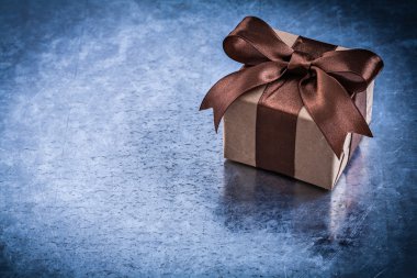 Kahverengi şerit ile sarılmış hediye kutusu