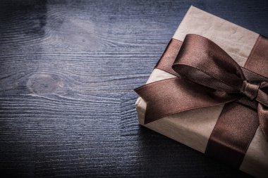 Hediye kutusu-konteyner ile kahverengi şerit