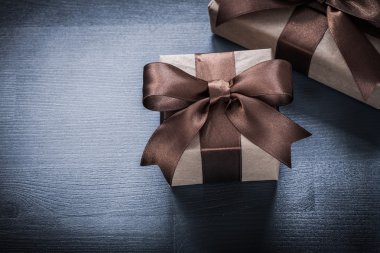 Hediye kutuları ile kahverengi yay