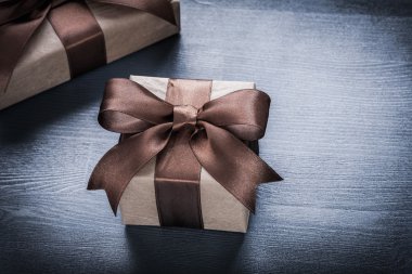 Hediye kutuları ile kahverengi yay