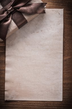 Mevcut kutusu ve beyaz kağıt dolu
