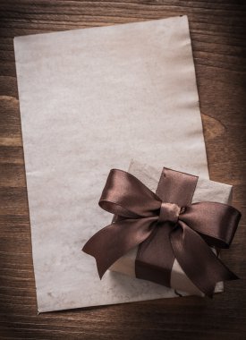 Paketlenmiş hediye kutusu ve beyaz kağıt
