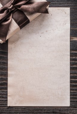 Kutu ve Kağıt ahşap tahta üzerinde mevcut