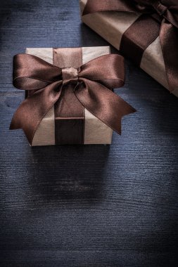 Kahverengi şeritler mevcut kutuları