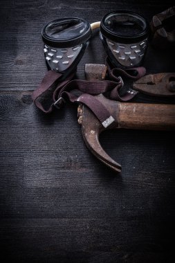 Koruyucu gözlük, çekiç ve pense kelepçe