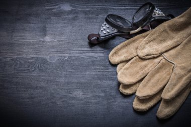 Çalışma gözlük ve koruyucu eldiven