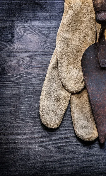 Rusted putty spattle on glove. — Stock Photo, Image