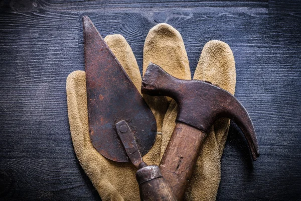 Klo hammare och kitt spattle på handske. — Stockfoto