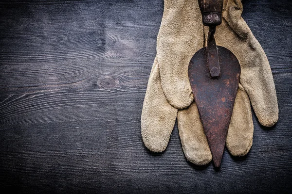 Nahaufnahme von Spachtel auf Handschuh — Stockfoto