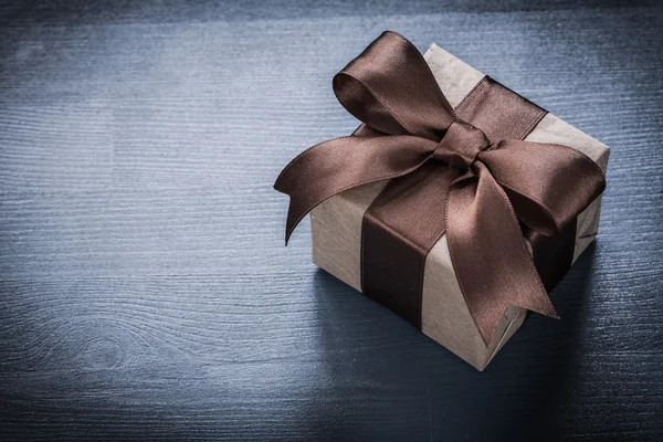 Giftbox with brown bow — Stock Photo, Image