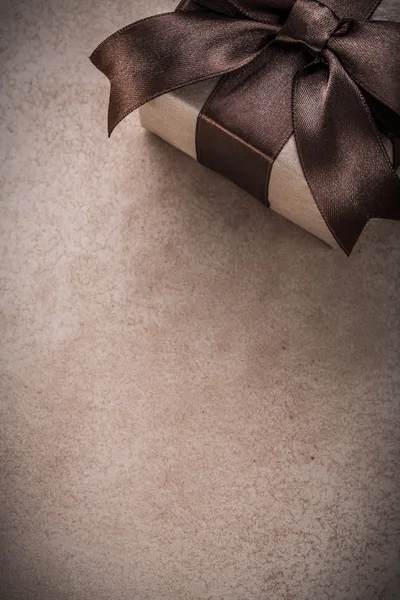 Giftbox with brown bow — Stock Photo, Image