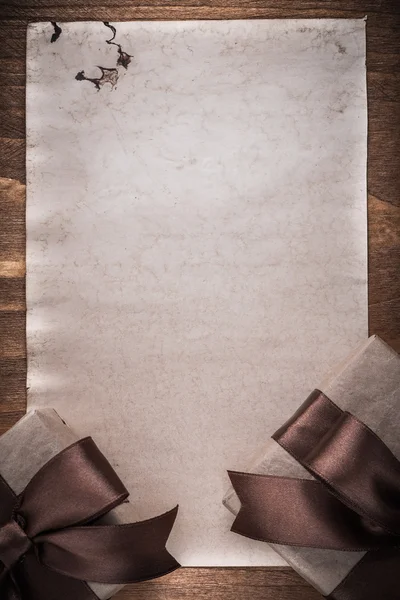 Scatole regalo con fiocchi marroni e carta — Foto Stock