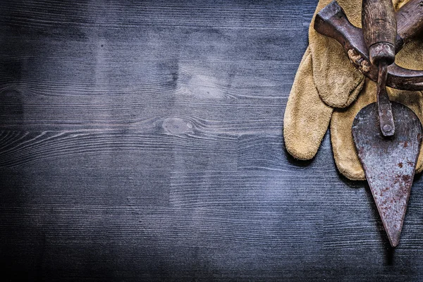 Krallenhammer und Spachtel auf Handschuh — Stockfoto