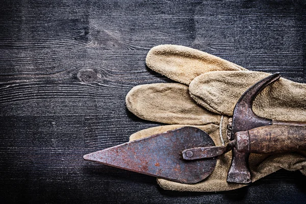 Garra martillo y masilla salpicaduras en el guante — Foto de Stock