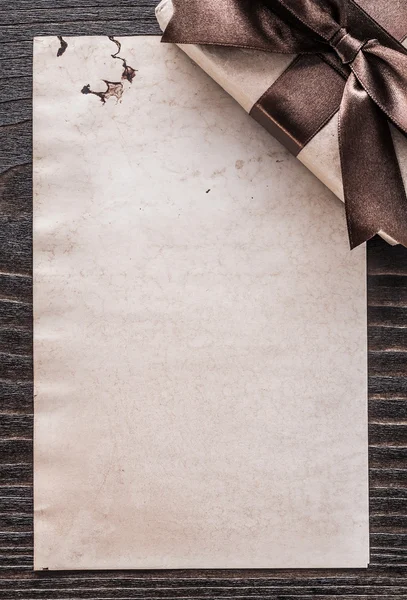 Gepackte Geschenkbox und weißes Papier — Stockfoto