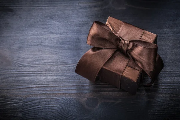 Geschenkbox mit brauner Schleife — Stockfoto
