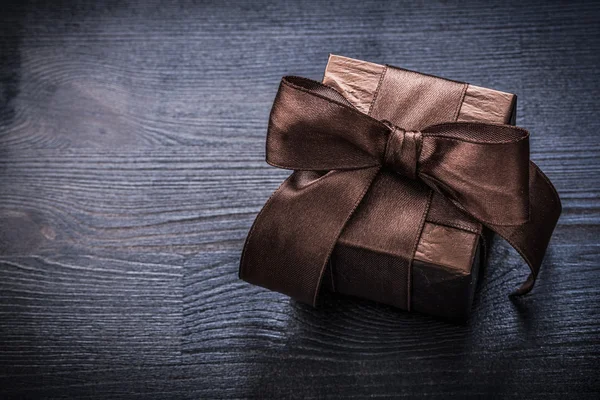 Kotak hadiah dengan busur coklat — Stok Foto