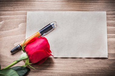 Kağıt, gül ve dolma kalem