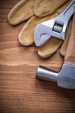 koruyucu eldiven ve pençe çekiç