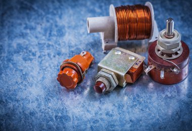 Elektrik trafosu sigorta sahibi geçiş yapar.