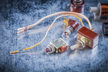 Metalik arka plan üzerinde Elektrik donatımı