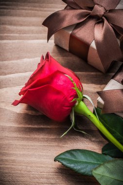 Genişletilmiş rose ve hediye kutuları