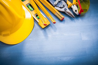 Güvenlik iş giysisi ve inşaat seviyesi