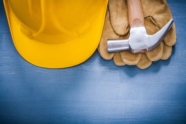 pençe çekiç ve koruyucu eldivenler