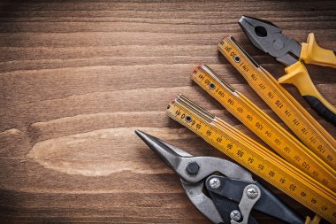 çelik kesici pense ve ahşap metre