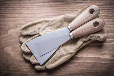 eldiven üzerinde boya Kazıma aletleri
