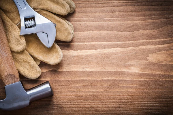 Claw hammer and safety gloves — Stock Photo, Image