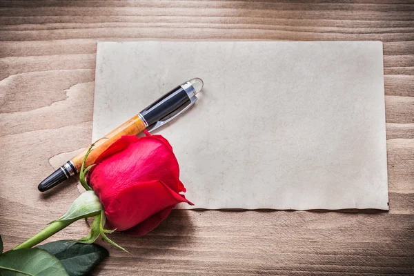 Papier, rose en vulpen — Stockfoto