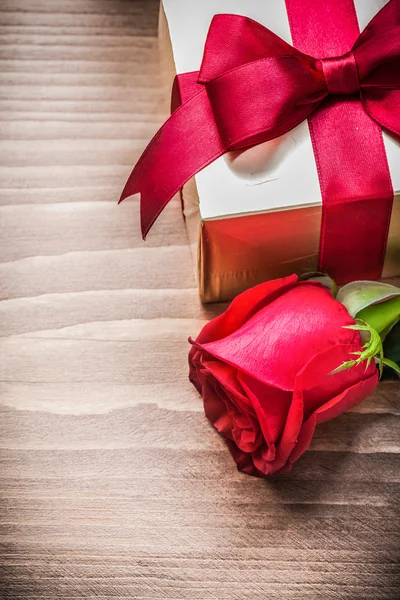 Коробка подарована і розширена троянда — стокове фото