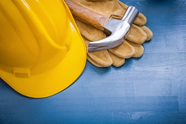 Claw hammer and protective gloves — Stock Photo, Image