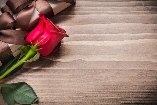 Bővített rose és ajándék doboz — Stock Fotó