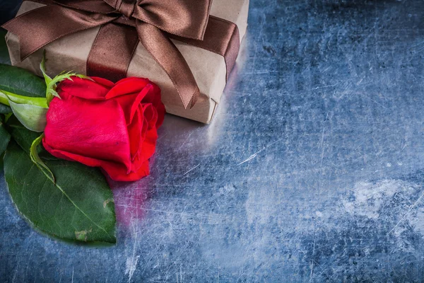 Rosa vermelha e caixa de presente — Fotografia de Stock