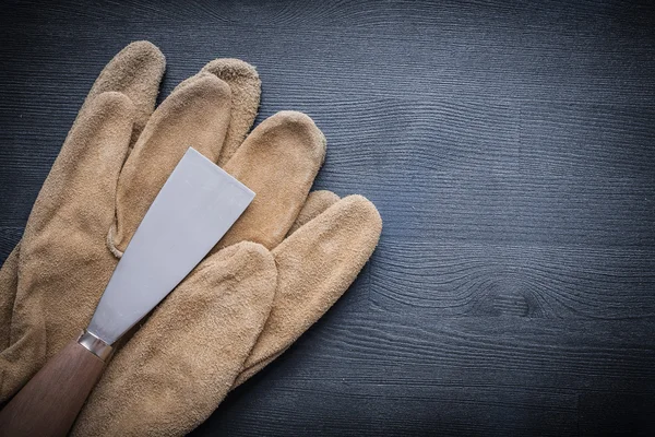 Raspador de pintura y guantes de trabajo — Foto de Stock