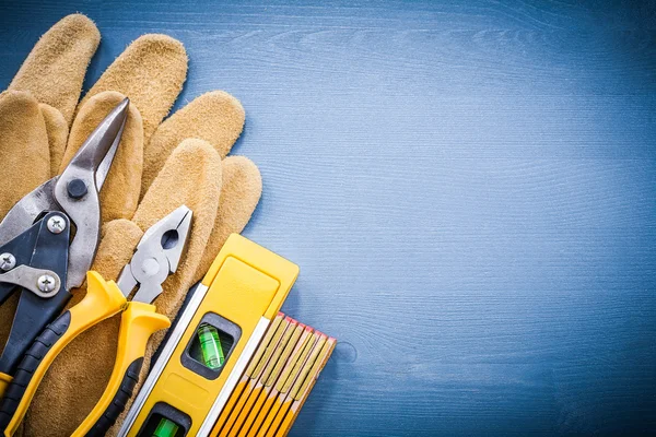 Nivel de construcción y guantes de seguridad — Foto de Stock