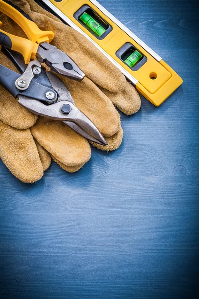 Construction level and safety gloves — Stock Photo, Image