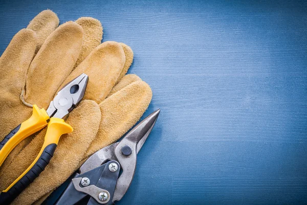 Steel cutter pliers and gloves — Stock Photo, Image