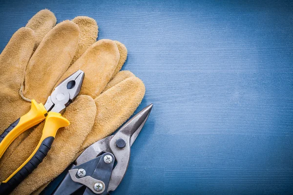 Alicates y guantes de acero — Foto de Stock