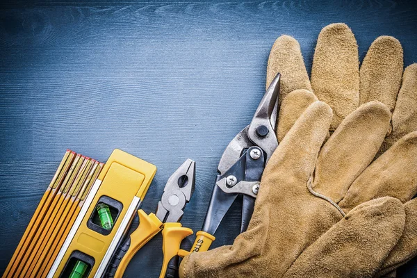 Nivelul de construcție și mănuși de siguranță din piele — Fotografie, imagine de stoc