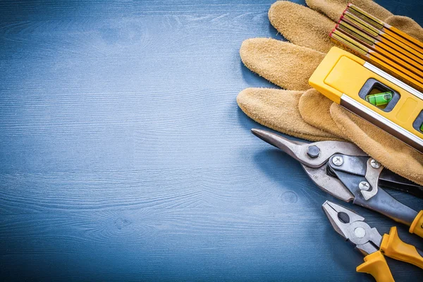 Bauebene und Schutzhandschuhe — Stockfoto