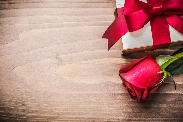 礼物盒和芳香的玫瑰 — 图库照片