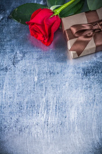 Red rose and present box — Stock Photo, Image