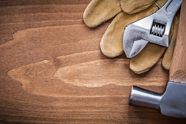 Protective glove and claw hammer — Stock Photo, Image