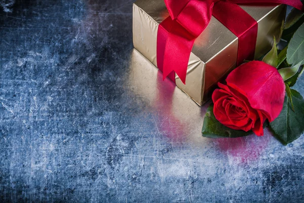 Vörös rózsa és a jelen box — Stock Fotó