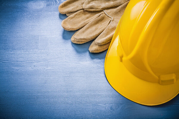 Перчатки и шлем
