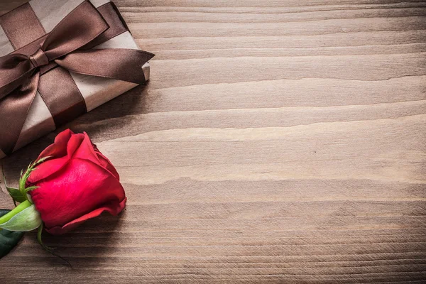 Загорнута подарункова коробка з червоною трояндою — стокове фото